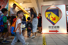 Exposition sur les abris anti-aériens à la station de métro Ximen (photo CNA)
