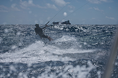 Le Suisse Geza Scholtz réalise la toute première traversée du détroit de Taïwan en kitesurf le 2 juillet (photo, CNA)