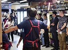Exercice d'évacuation dans un abri anti-aérien d'un supermarché (photo CNA)
