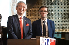 Le vice-ministre des Affaires étrangères François Wu (吳志中) aux côtés du directeur du Bureau français de Taipei Franck Paris, lors de la réception organisée à l'occasion de la fête nationale (photo CNA)
