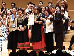 La chorale taïwanaise Nibun Chorus reçoit le premier prix de la catégorie des chansons folkloriques de la Compétition internationale des chorales de Tokyo le 27 juillet avec un score de 95,9 points sur 100 (photo, CNA)