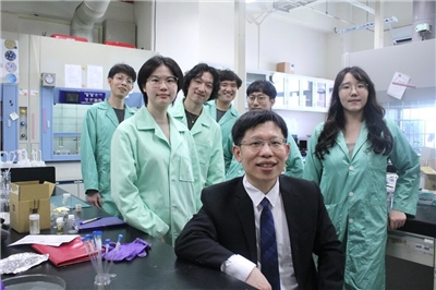 S’inspirant du mécanisme de photosynthèse des algues vertes, le professeur Chen Jun-tai de chimie appliquée à l'université Yang Ming Chiao Tung a collaboré avec un professeur de l’Institut de technologie de Karlsruhe pour concevoir un canal ionique fonctionnant comme un interrupteur optique (photo fournie par l'université NYCU)