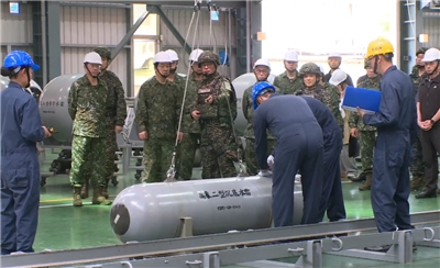 Le président de la République Lai Ching-te (3e à g.) assiste aux exercices militaires Han Kuang dans le port de Kaohsiung (photo, porte-parole de la défense)
