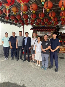 L'éditeur français Yann Varc'h Thorel (4e à g.) et son épouse (3e à g.) visite un temple intégré à une station de police à Pingtung (photo, CNA/police Pingtung)