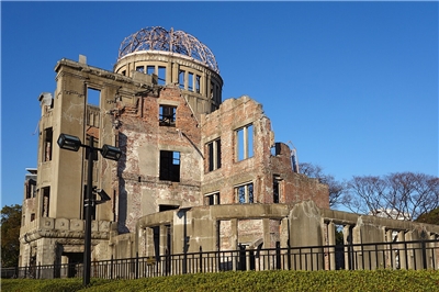 Genbaku Dome suite à l'explosition de la bombe atomique à Hiroshima (photo : Wikipedia - Oilstreet - Own work, CC BY 2.5)