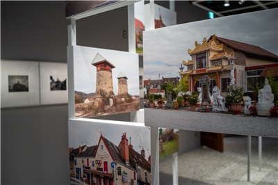 Atlas des régions naturelles de France d'Eric Tabuchi et Nelly Monnier, mis en regard avec les photographies de Yao Jui-chung dans l'exposition Vanités Modernes, au NCPI à Taipei (photo : Sasa)