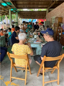 Les repas du week-end à Diqiu Huayuan sont des moments de convivialité et l'on sait d'où vient ce que l'on mange ! (photo : Sasa)