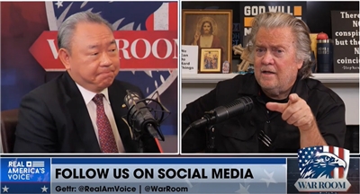 Le représentant taïwanais aux Etats-Unis Alexander Yui interviewé par Steve Bannon le 10 juillet (Rumble/@BannonsWarRoom)