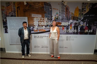 Raphaële Bertho et Hubert Kilian, co-commissaires de l'exposition Vanités Modernes, qui fait dialoguer photographes français et taïwanais au Centre national de la photo et de l'image à Taipei (photo : Sasa / RTI)