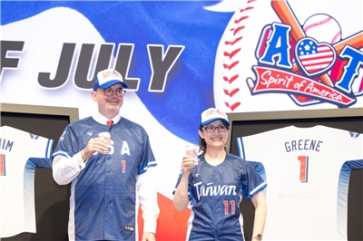 Le directeur de l'Institut américain à Taïwan (AIT) Raymond Greene, et la Vice-Présidente Hsiao Bi-khim lors de la réception de la fête nationale américaine 2025 (photo : présidence)