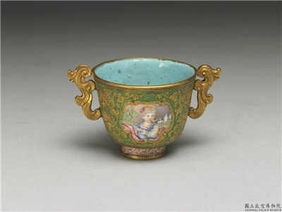 Image 1-1: Coupe en or avec décor en cloisonné et émail peint (source MNP)