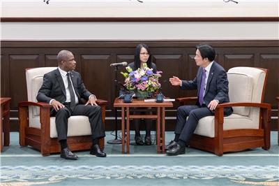 Le Président taïwanais Lai Ching-te reçoit le ministre haïtien des Affaires étrangères Jean-Victor Harvel Jean-Baptiste le 8 juillet 2025 à Taipei (photo : Présidence)
