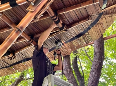 Florent Caquineau construisant un pavillon en bambou dans la région de Taichung (photo : Liu Pei-yu)