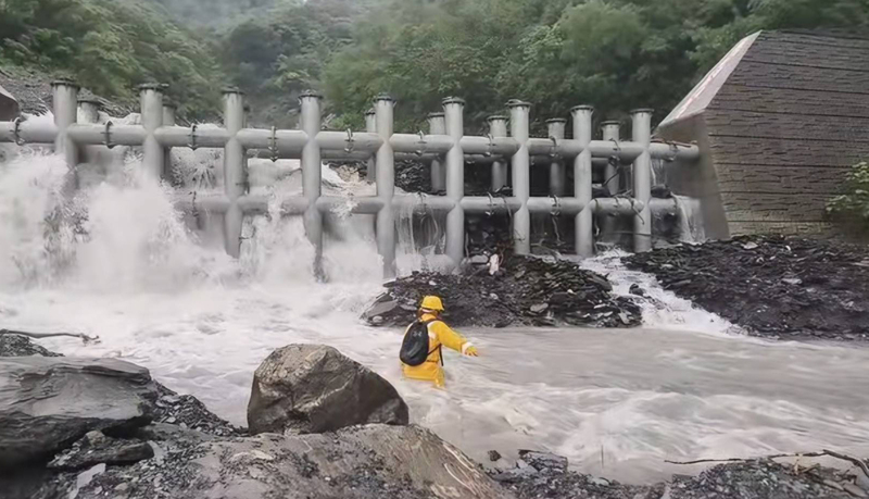 Les routes du village de Dawu, dans le comté de Pingtung ont été coupées pendant les pluies diluviennes (photo : CNA)