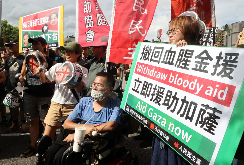 Manifestation devant le ministère des Affaires étrangères le 3 août contre une éventuelle aide médicale aux colonies israéliennes en Cisjordanie (photo : CNA)