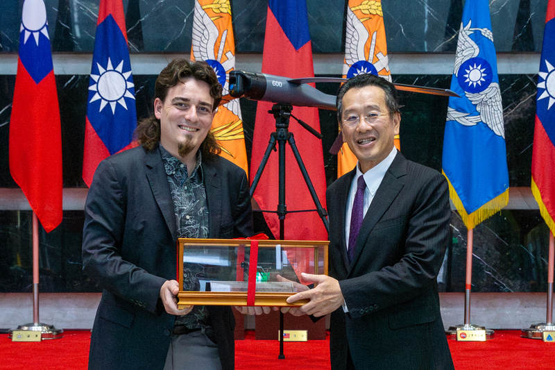 Le fondateur d'Anduril Palmer Luckey offre un modèle de drone au ministre de la Défense Wellington Koo (Photo CNA fournie par le ministère de la Défense) 