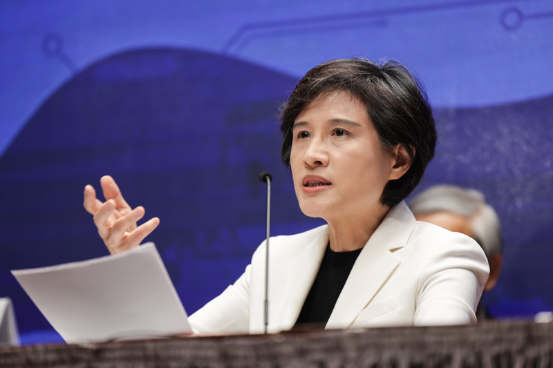 La vice-Première ministre Cheng Li-chiun (鄭麗君), négociatrice en chef, a tenu une conférence de presse le 11 août sur les droits douaniers (Photo CNA)