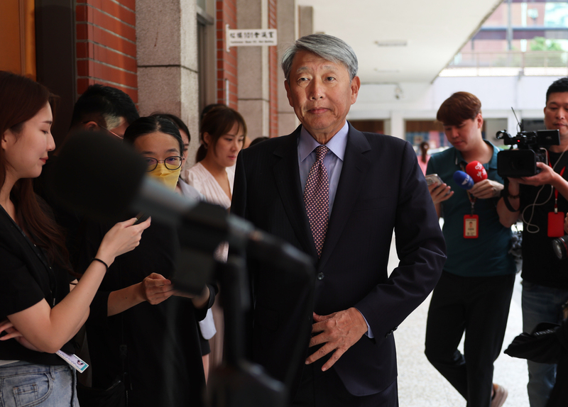 Le ministre de l'Economie Kuo Jyh-huei se rend au Yuan législatif pour  une réunion avec des députés (photo : CNA)
