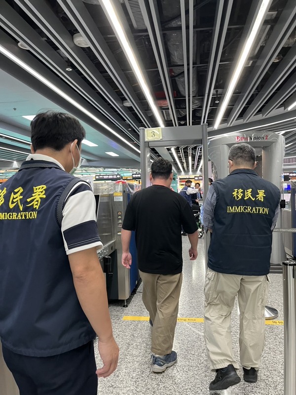 Un ressortissant de nationalité japonaise (au c.) a été expulsé par le Bureau de l'immigration pour atteinte à l'intérêt national de Taïwan et trouble à l'ordre public (photo : Bureau de l'immigration)