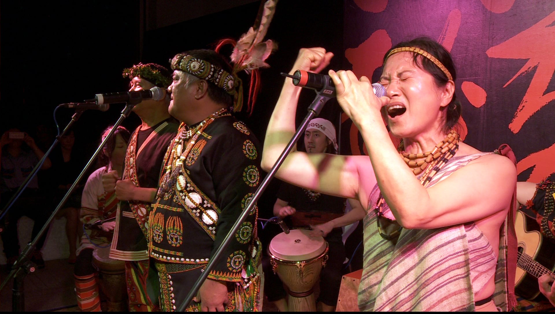 La chanteuse Inka Mbing dans le film Naluwan (photo fournie par le réalisateur Jean-Robert Thomann)