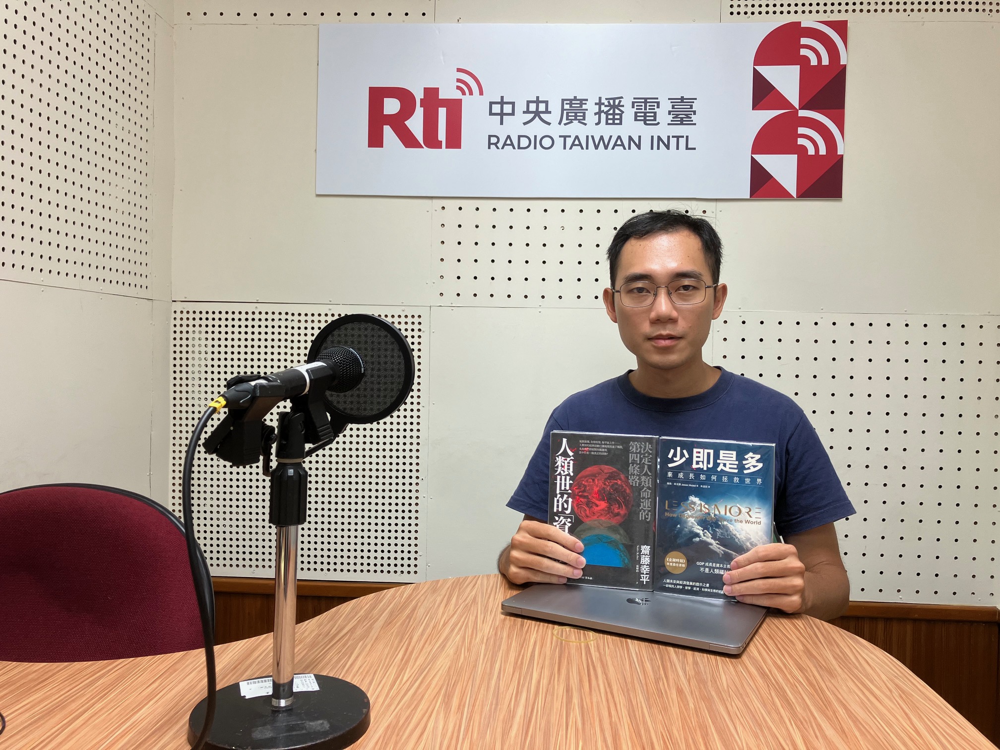 Le chercheur de Wild at Heart Legal Defense Association, Alex Hong, présente des livres sur la décroissance dans le studio de RTI (photo : RTI/Sasa)