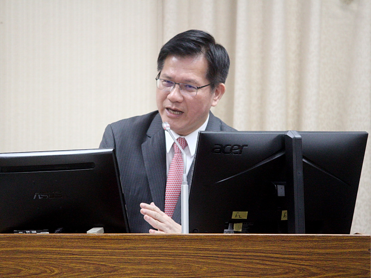 Le ministre des Affaires étrangères Lin Chia-lung répond à des questions de députés sur l'aide médicale de Taïwan en Cisjordanie (Photo : Rti 王照坤)