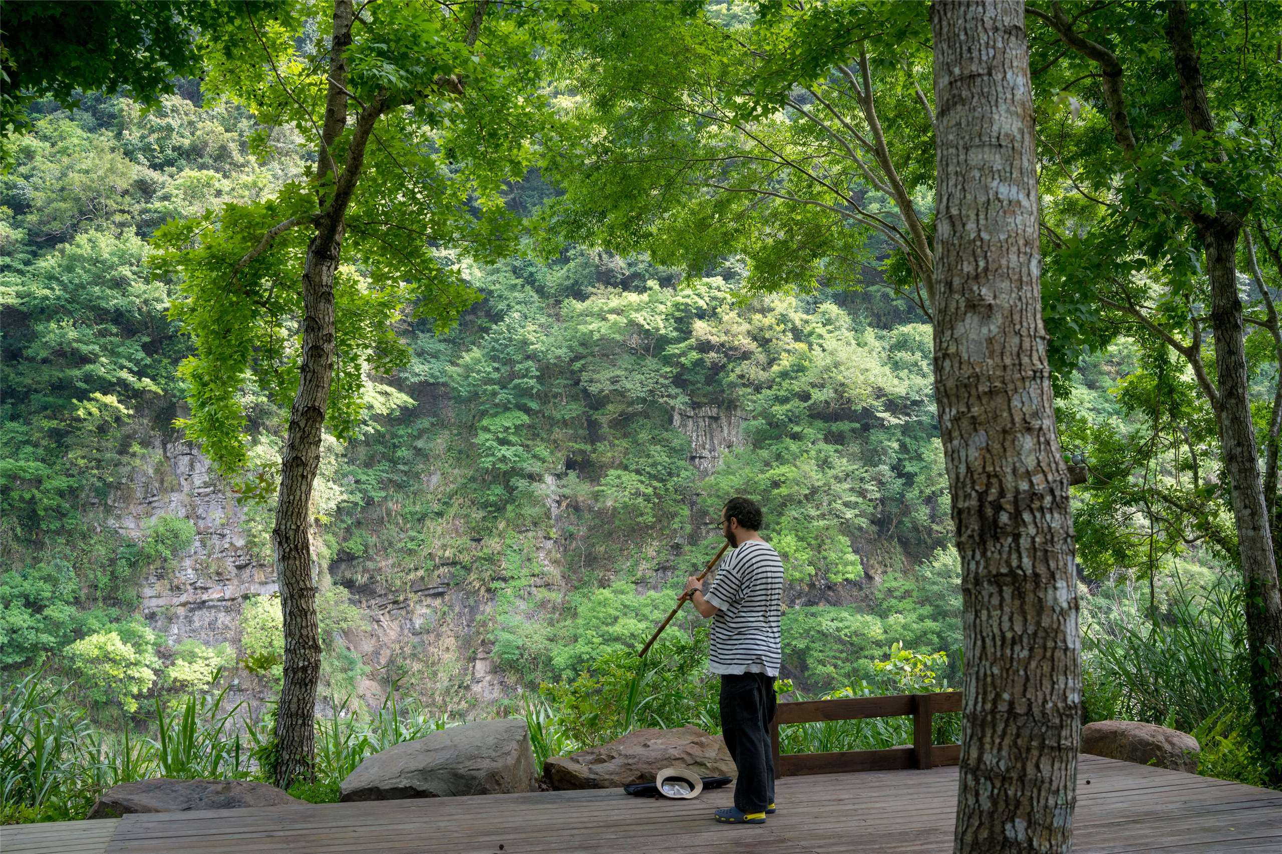 Arnaud Lechat à la flûte lors d'un week-end au camping (photo : Sasa) 