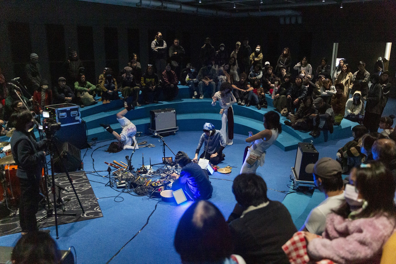 Sundialll et leurs amies performeuses (photo provided by the band)