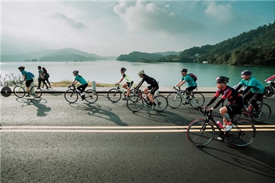 Cyclistes devant le lac du Soleil et de la Lune (photo : office de tourisme du lac du Soleil et de la Lune)