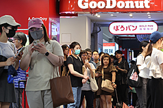 Le gouvernement a revu à la hausse le taux de croissance écoonmique de 2025. Des économistes ont toutefois exprimé leur souci pour la consommation sur le marché intérieur (photo d'illustration : CNA)