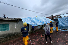 Le toit d'une habitation endommagé par le typhon Danas à Tainan (photo : CNA)
