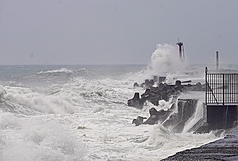 Les habitants tenus à l'écart des zones côtières suite aux alertes de tsunami (photo : CNA)