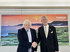 L'ancien Premier ministre britannique Boris Johnson (à g.) accueilli à l'aéroport par le vice-ministre des Affaires étrangères François Wu (à d.)  à laéroport international de Taoyuan (photo, MOFA)