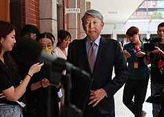 Le ministre de l'Economie Kuo Jyh-huei se rend au Yuan législatif pour  une réunion avec des députés (photo : CNA)
