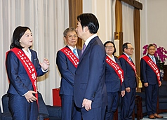 Le président Lai Ching-te reçoit les lauréats des prix des meilleurs agriculteurs au palais présidentiel (photo :  CNA)