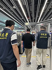 Un ressortissant de nationalité japonaise (au c.) a été expulsé par le Bureau de l'immigration pour atteinte à l'intérêt national de Taïwan et trouble à l'ordre public (photo : Bureau de l'immigration)