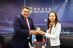 Teva Rohfritsch et Huang Hsiang-wen (黃向文) (Photo fournie par la commssion des affaires océaniques)
