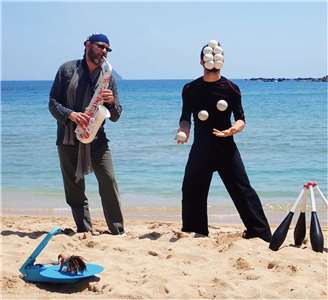 Arnaud Lechat au saxophone et Valentin Lechat au jonglage, lors du spectacle Faces Ocean (photo fournie par Valentin Lechat) 