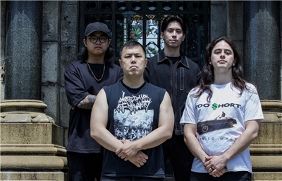 Ripped to Shreds, Andrew Lee au milieu (photo provided by the band) 