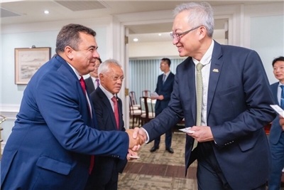 Taïwan accueille une délégation de Polynésie française pour la première fois en 40 ans. La délégation comprend Teva Rohfritsch (à gauche sur l'image) et a rencontré le vice-ministre des Affaires étrangères François Wu (吳志中) (Image : MOFA)