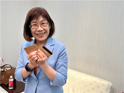 La présidente de Bank Taiwan Securities Joanne Ling présente la Green Go Card en bois (photo : CNA)