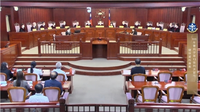 La Cour constitutionnelle a ordonné il y a trois ans que les assurés puissent opter pour que leurs données personnelles médicales ne soient pas incluses dans des recherches tierces (image : capture d'écran de la retransmission du verdict de la Cour constitutionnelle, 2022)