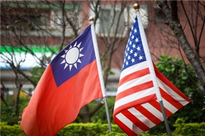 Drapeaux américains et taïwanais (Image : CNA)