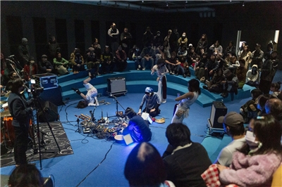 Sundialll et leurs amies performeuses (photo provided by the band)