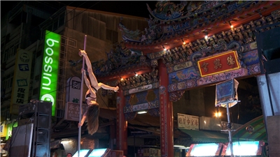 Un spectacle pour le moins surprenant mais habituel à l'occasion du mois des fantômes, à Huwei en 2013 (photo du documentaire Les Vacances des Fantômes de Jean-Robert Thomann) 