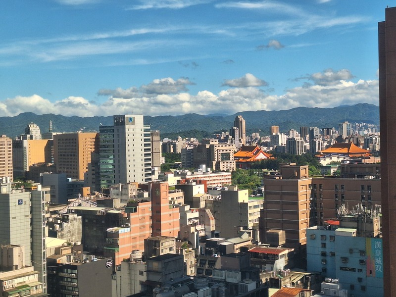 ED 房仲：限貸後　房價南北分歧 根據房仲統計，以今年6月相較去年9月，雙北市房價 逆勢走揚，上漲2.8%至7%；桃園以南的房價卻普遍下 跌，高雄跌幅逾13%，成為修正最劇烈區域，顯示資 金退潮下，南北房市結構正在轉變。圖為台北市街 景。 中央社記者何秀玲攝　114年8月30日 