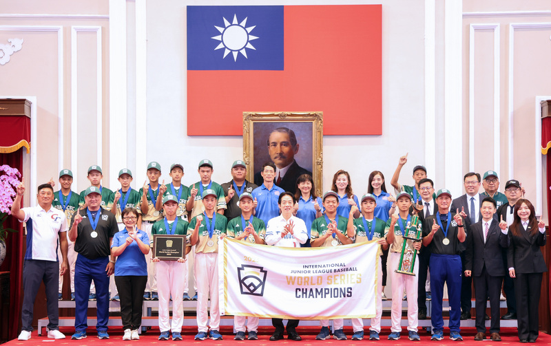 Reçus au Palais présidentiel hier par le Chef de l’Etat Lai Ching-te (賴清德), les trois équipes junior de baseball qui ont marqué les esprits en remportant de prestigieux titres internationaux se sont vus honorés par cette réception présidentielle. (photo CNA)