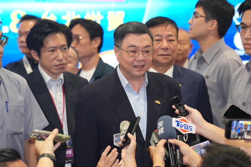 Le premier ministre Cho Jung-tai révèle que les étrangers titulaires d'une carte de séjour permanente pourront aussi bénéficier des 10 000 NTD distribués par le gouvernement (photo : CNA)