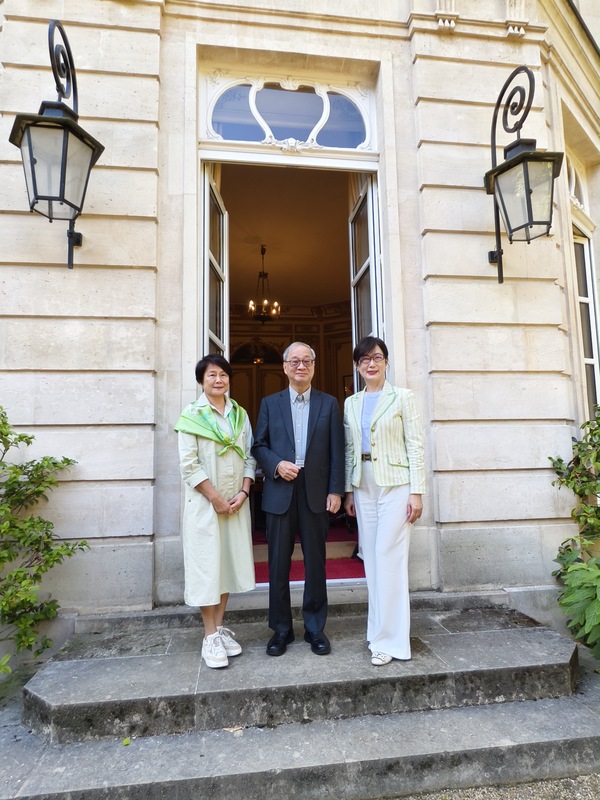 Le ministre de la Culture Li Yuan (au c.) accueilli au Bureau de représentation de Taïwan en France (photo : CNA)