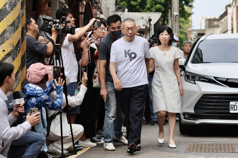 Ko Wen-je, accompagné de son épouse, a quitté la Cour de justice de Taipei cet après-midi (photo : CNA)